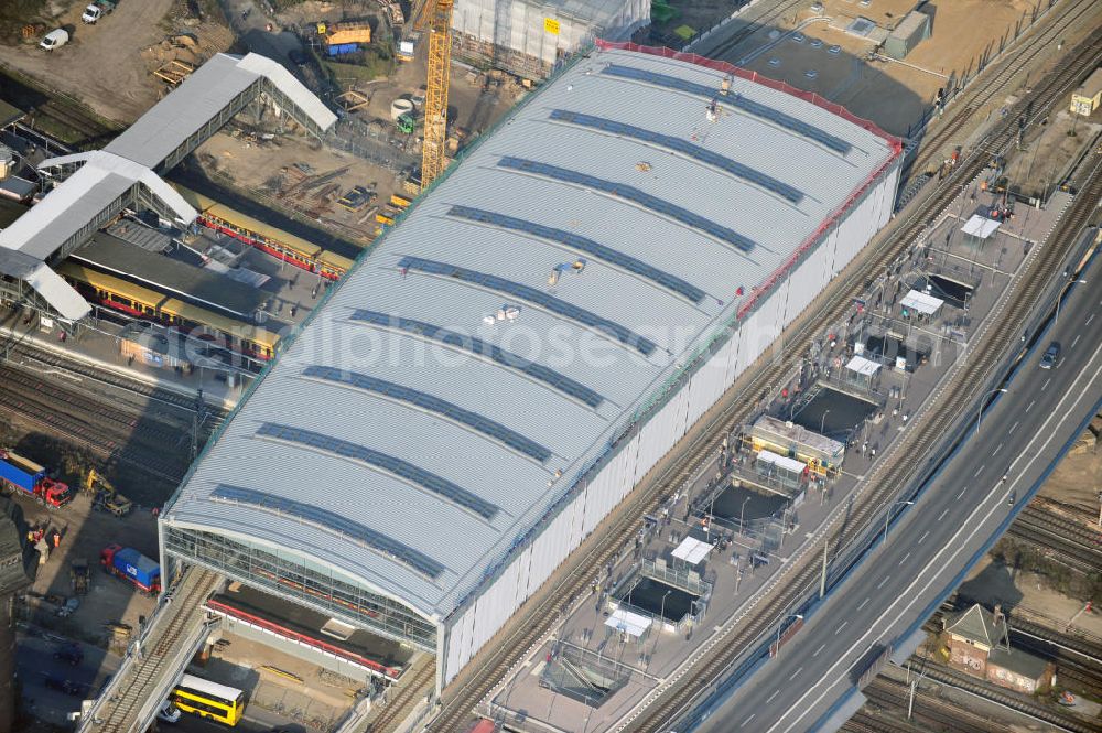 Aerial photograph Berlin Friedrichshain - Blick auf das fertige Hallendach beim Um- und Neubau des Berliner S-Bahnhof Ostkreuz der Deutschen Bahn. Beteiligt ist u.a. das Unternehmen VEPRO Verkehrsbauprojekt GmbH und die EUROVIA Beton und Hochtief AG. Upgrading and construction of the Berlin S-Bahn station Ostkreuz.