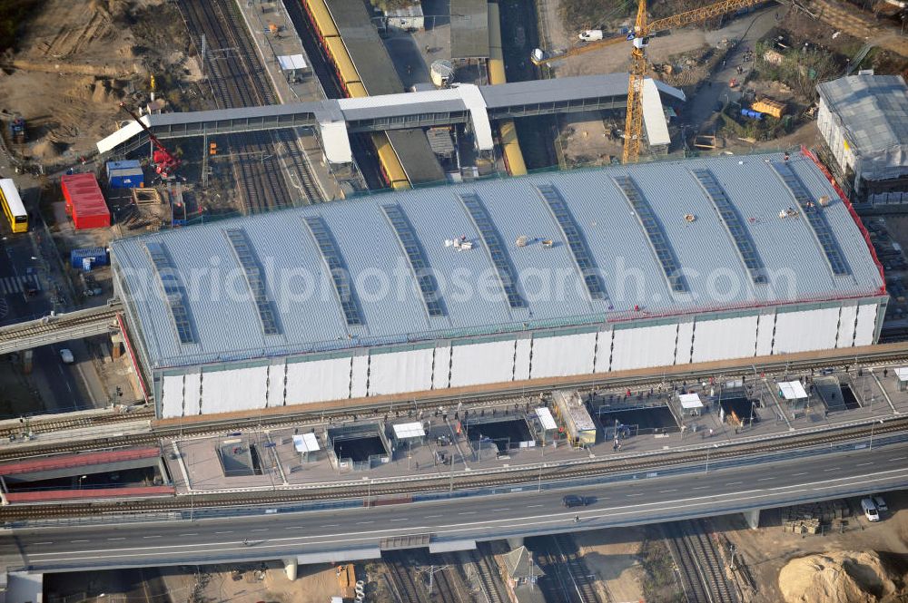 Berlin Friedrichshain from the bird's eye view: Blick auf das fertige Hallendach beim Um- und Neubau des Berliner S-Bahnhof Ostkreuz der Deutschen Bahn. Beteiligt ist u.a. das Unternehmen VEPRO Verkehrsbauprojekt GmbH und die EUROVIA Beton und Hochtief AG. Upgrading and construction of the Berlin S-Bahn station Ostkreuz.