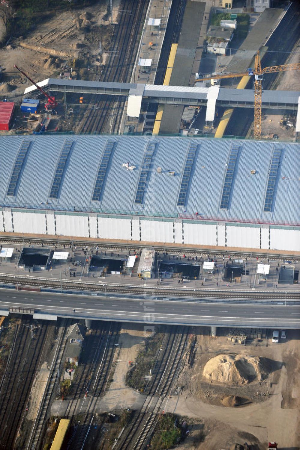 Aerial image Berlin Friedrichshain - Blick auf das fertige Hallendach beim Um- und Neubau des Berliner S-Bahnhof Ostkreuz der Deutschen Bahn. Beteiligt ist u.a. das Unternehmen VEPRO Verkehrsbauprojekt GmbH und die EUROVIA Beton und Hochtief AG. Upgrading and construction of the Berlin S-Bahn station Ostkreuz.