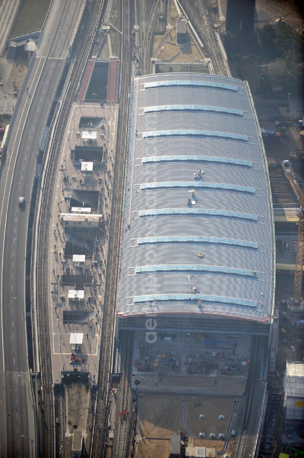 Berlin Friedrichshain from the bird's eye view: Blick auf das fertige Hallendach beim Um- und Neubau des Berliner S-Bahnhof Ostkreuz der Deutschen Bahn. Beteiligt ist u.a. das Unternehmen VEPRO Verkehrsbauprojekt GmbH und die EUROVIA Beton und Hochtief AG. Upgrading and construction of the Berlin S-Bahn station Ostkreuz.