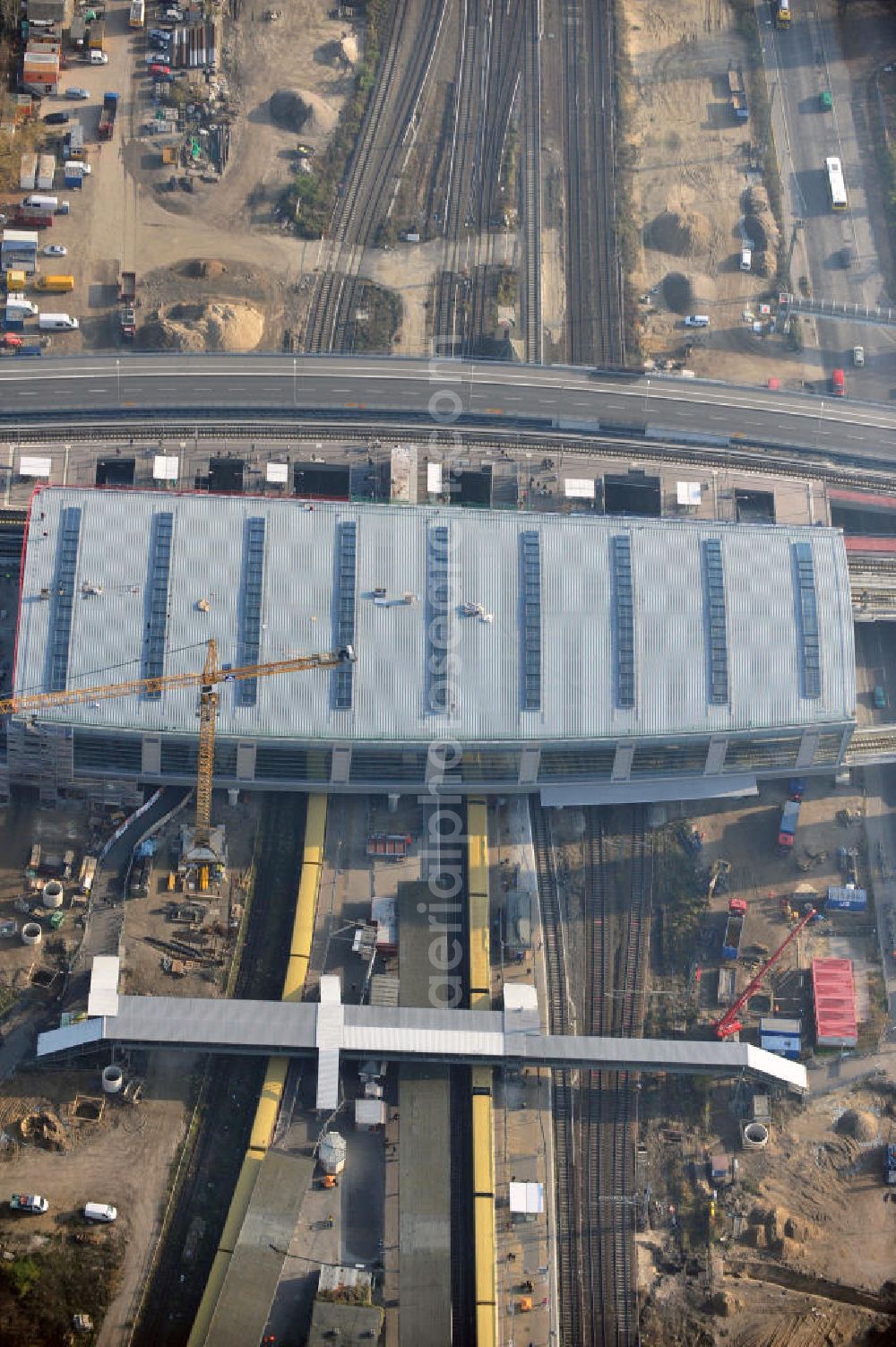 Aerial image Berlin Friedrichshain - Blick auf das fertige Hallendach beim Um- und Neubau des Berliner S-Bahnhof Ostkreuz der Deutschen Bahn. Beteiligt ist u.a. das Unternehmen VEPRO Verkehrsbauprojekt GmbH und die EUROVIA Beton und Hochtief AG. Upgrading and construction of the Berlin S-Bahn station Ostkreuz.