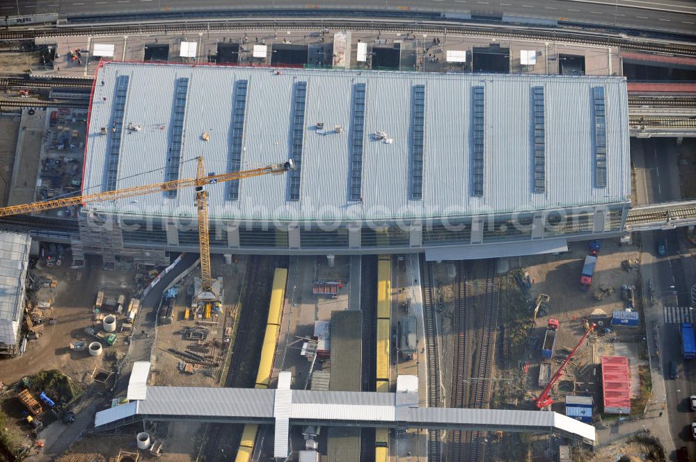 Aerial photograph Berlin Friedrichshain - Blick auf das fertige Hallendach beim Um- und Neubau des Berliner S-Bahnhof Ostkreuz der Deutschen Bahn. Beteiligt ist u.a. das Unternehmen VEPRO Verkehrsbauprojekt GmbH und die EUROVIA Beton und Hochtief AG. Upgrading and construction of the Berlin S-Bahn station Ostkreuz.