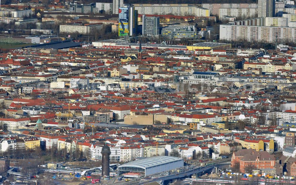 Berlin from above - Blick auf das fertige Hallendach beim Um- und Neubau des Berliner S-Bahnhof Ostkreuz der Deutschen Bahn. Beteiligt ist u.a. das Unternehmen VEPRO Verkehrsbauprojekt GmbH und die EUROVIA Beton und Hochtief AG. Upgrading and construction of the Berlin S-Bahn station Ostkreuz.