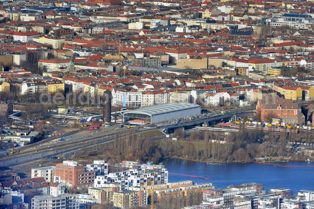 Berlin from the bird's eye view: Blick auf das fertige Hallendach beim Um- und Neubau des Berliner S-Bahnhof Ostkreuz der Deutschen Bahn. Beteiligt ist u.a. das Unternehmen VEPRO Verkehrsbauprojekt GmbH und die EUROVIA Beton und Hochtief AG. Upgrading and construction of the Berlin S-Bahn station Ostkreuz.