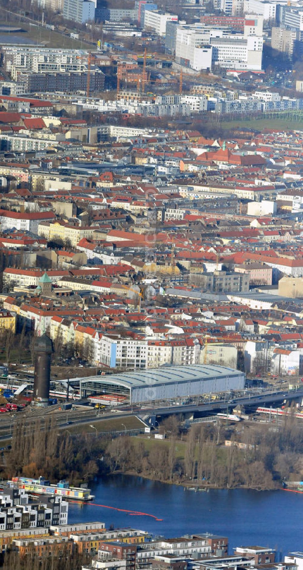 Aerial image Berlin - Blick auf das fertige Hallendach beim Um- und Neubau des Berliner S-Bahnhof Ostkreuz der Deutschen Bahn. Beteiligt ist u.a. das Unternehmen VEPRO Verkehrsbauprojekt GmbH und die EUROVIA Beton und Hochtief AG. Upgrading and construction of the Berlin S-Bahn station Ostkreuz.