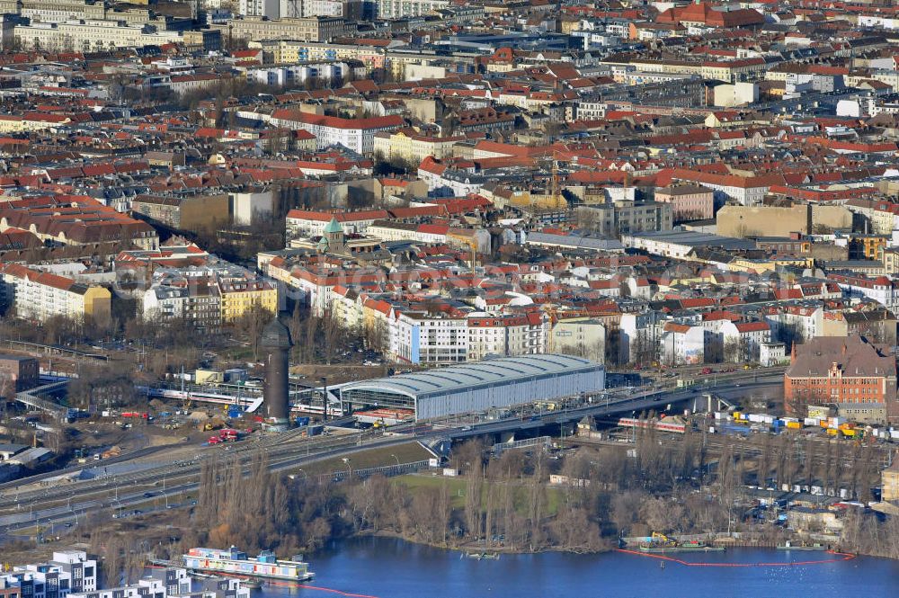 Aerial photograph Berlin - Blick auf das fertige Hallendach beim Um- und Neubau des Berliner S-Bahnhof Ostkreuz der Deutschen Bahn. Beteiligt ist u.a. das Unternehmen VEPRO Verkehrsbauprojekt GmbH und die EUROVIA Beton und Hochtief AG. Upgrading and construction of the Berlin S-Bahn station Ostkreuz.