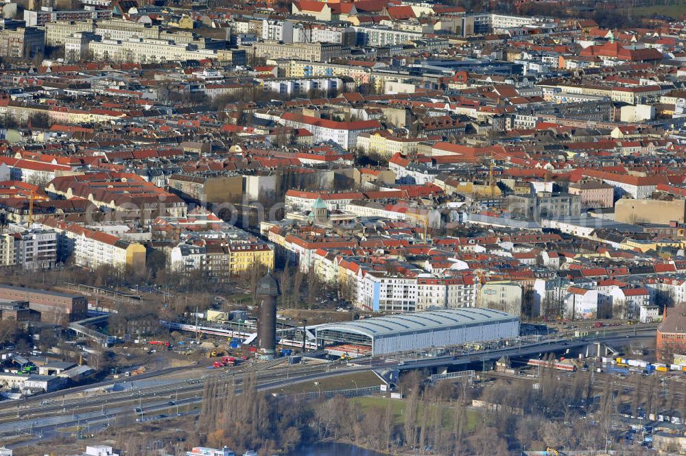 Berlin from above - Blick auf das fertige Hallendach beim Um- und Neubau des Berliner S-Bahnhof Ostkreuz der Deutschen Bahn. Beteiligt ist u.a. das Unternehmen VEPRO Verkehrsbauprojekt GmbH und die EUROVIA Beton und Hochtief AG. Upgrading and construction of the Berlin S-Bahn station Ostkreuz.