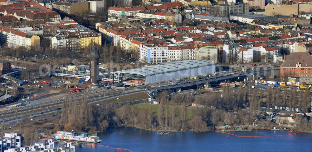 Berlin from the bird's eye view: Blick auf das fertige Hallendach beim Um- und Neubau des Berliner S-Bahnhof Ostkreuz der Deutschen Bahn. Beteiligt ist u.a. das Unternehmen VEPRO Verkehrsbauprojekt GmbH und die EUROVIA Beton und Hochtief AG. Upgrading and construction of the Berlin S-Bahn station Ostkreuz.