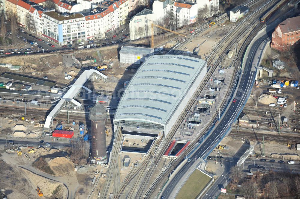 Berlin from the bird's eye view: Blick auf das fertige Hallendach beim Um- und Neubau des Berliner S-Bahnhof Ostkreuz der Deutschen Bahn. Beteiligt ist u.a. das Unternehmen VEPRO Verkehrsbauprojekt GmbH und die EUROVIA Beton und Hochtief AG. Upgrading and construction of the Berlin S-Bahn station Ostkreuz.