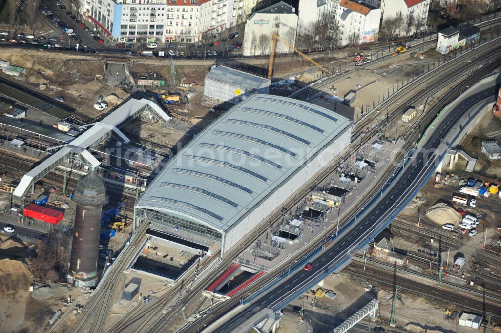 Aerial image Berlin - Blick auf das fertige Hallendach beim Um- und Neubau des Berliner S-Bahnhof Ostkreuz der Deutschen Bahn. Beteiligt ist u.a. das Unternehmen VEPRO Verkehrsbauprojekt GmbH und die EUROVIA Beton und Hochtief AG. Upgrading and construction of the Berlin S-Bahn station Ostkreuz.