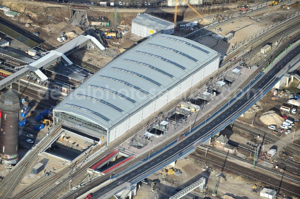 Aerial photograph Berlin - Blick auf das fertige Hallendach beim Um- und Neubau des Berliner S-Bahnhof Ostkreuz der Deutschen Bahn. Beteiligt ist u.a. das Unternehmen VEPRO Verkehrsbauprojekt GmbH und die EUROVIA Beton und Hochtief AG. Upgrading and construction of the Berlin S-Bahn station Ostkreuz.