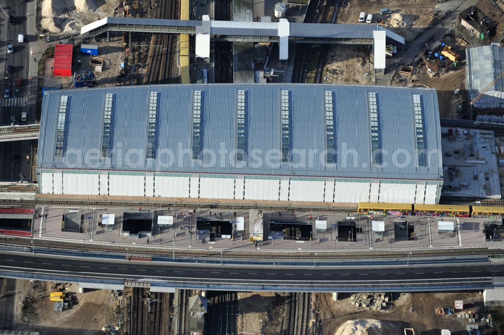 Berlin from above - Blick auf das fertige Hallendach beim Um- und Neubau des Berliner S-Bahnhof Ostkreuz der Deutschen Bahn. Beteiligt ist u.a. das Unternehmen VEPRO Verkehrsbauprojekt GmbH und die EUROVIA Beton und Hochtief AG. Upgrading and construction of the Berlin S-Bahn station Ostkreuz.