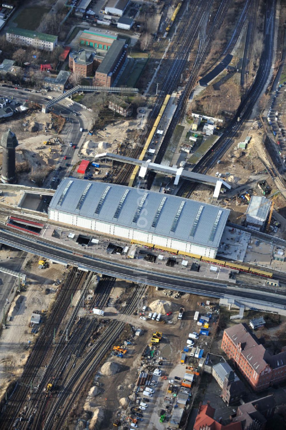 Berlin from the bird's eye view: Blick auf das fertige Hallendach beim Um- und Neubau des Berliner S-Bahnhof Ostkreuz der Deutschen Bahn. Beteiligt ist u.a. das Unternehmen VEPRO Verkehrsbauprojekt GmbH und die EUROVIA Beton und Hochtief AG. Upgrading and construction of the Berlin S-Bahn station Ostkreuz.