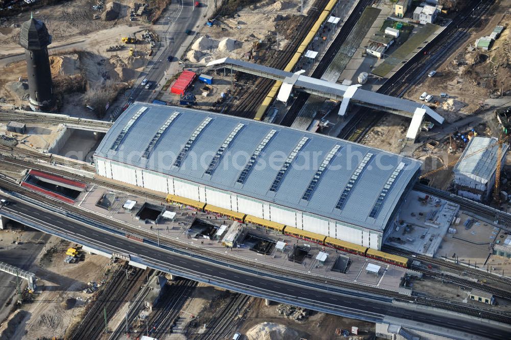 Aerial image Berlin - Blick auf das fertige Hallendach beim Um- und Neubau des Berliner S-Bahnhof Ostkreuz der Deutschen Bahn. Beteiligt ist u.a. das Unternehmen VEPRO Verkehrsbauprojekt GmbH und die EUROVIA Beton und Hochtief AG. Upgrading and construction of the Berlin S-Bahn station Ostkreuz.