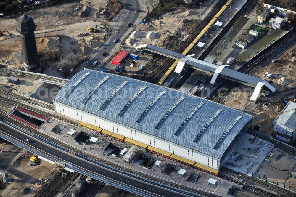 Aerial photograph Berlin - Blick auf das fertige Hallendach beim Um- und Neubau des Berliner S-Bahnhof Ostkreuz der Deutschen Bahn. Beteiligt ist u.a. das Unternehmen VEPRO Verkehrsbauprojekt GmbH und die EUROVIA Beton und Hochtief AG. Upgrading and construction of the Berlin S-Bahn station Ostkreuz.