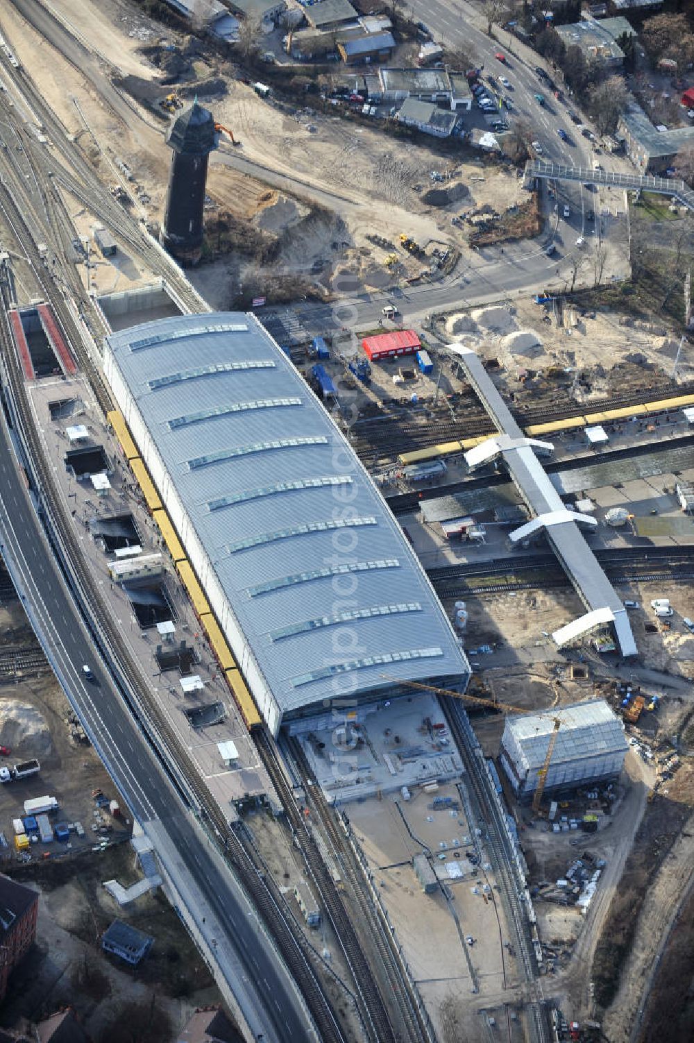 Berlin from above - Blick auf das fertige Hallendach beim Um- und Neubau des Berliner S-Bahnhof Ostkreuz der Deutschen Bahn. Beteiligt ist u.a. das Unternehmen VEPRO Verkehrsbauprojekt GmbH und die EUROVIA Beton und Hochtief AG. Upgrading and construction of the Berlin S-Bahn station Ostkreuz.