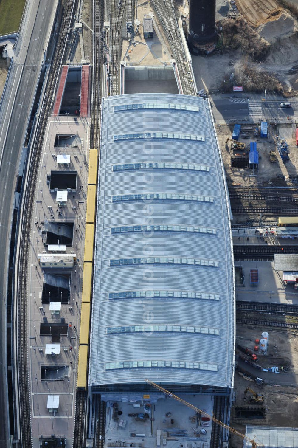 Berlin from the bird's eye view: Blick auf das fertige Hallendach beim Um- und Neubau des Berliner S-Bahnhof Ostkreuz der Deutschen Bahn. Beteiligt ist u.a. das Unternehmen VEPRO Verkehrsbauprojekt GmbH und die EUROVIA Beton und Hochtief AG. Upgrading and construction of the Berlin S-Bahn station Ostkreuz.