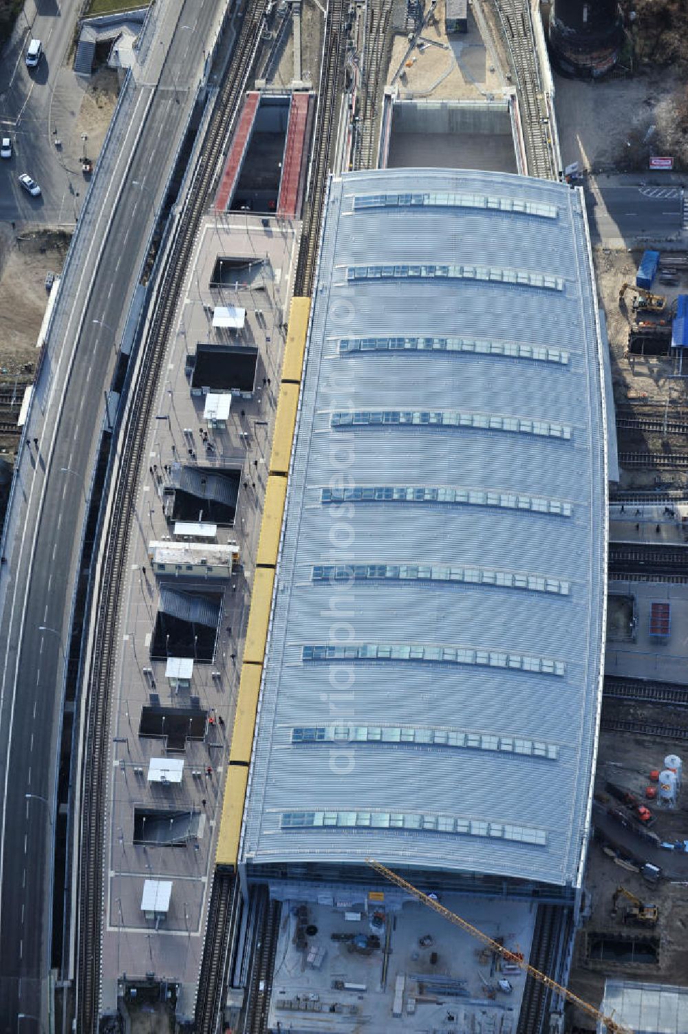 Aerial image Berlin - Blick auf das fertige Hallendach beim Um- und Neubau des Berliner S-Bahnhof Ostkreuz der Deutschen Bahn. Beteiligt ist u.a. das Unternehmen VEPRO Verkehrsbauprojekt GmbH und die EUROVIA Beton und Hochtief AG. Upgrading and construction of the Berlin S-Bahn station Ostkreuz.