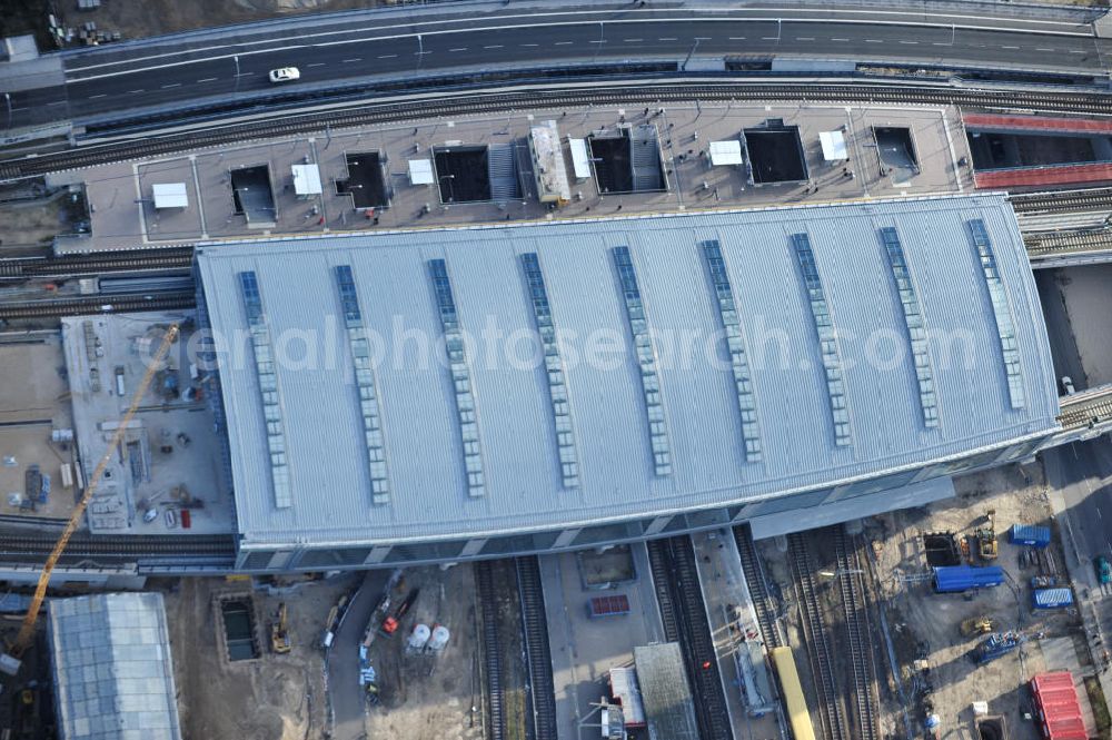 Aerial photograph Berlin - Blick auf das fertige Hallendach beim Um- und Neubau des Berliner S-Bahnhof Ostkreuz der Deutschen Bahn. Beteiligt ist u.a. das Unternehmen VEPRO Verkehrsbauprojekt GmbH und die EUROVIA Beton und Hochtief AG. Upgrading and construction of the Berlin S-Bahn station Ostkreuz.