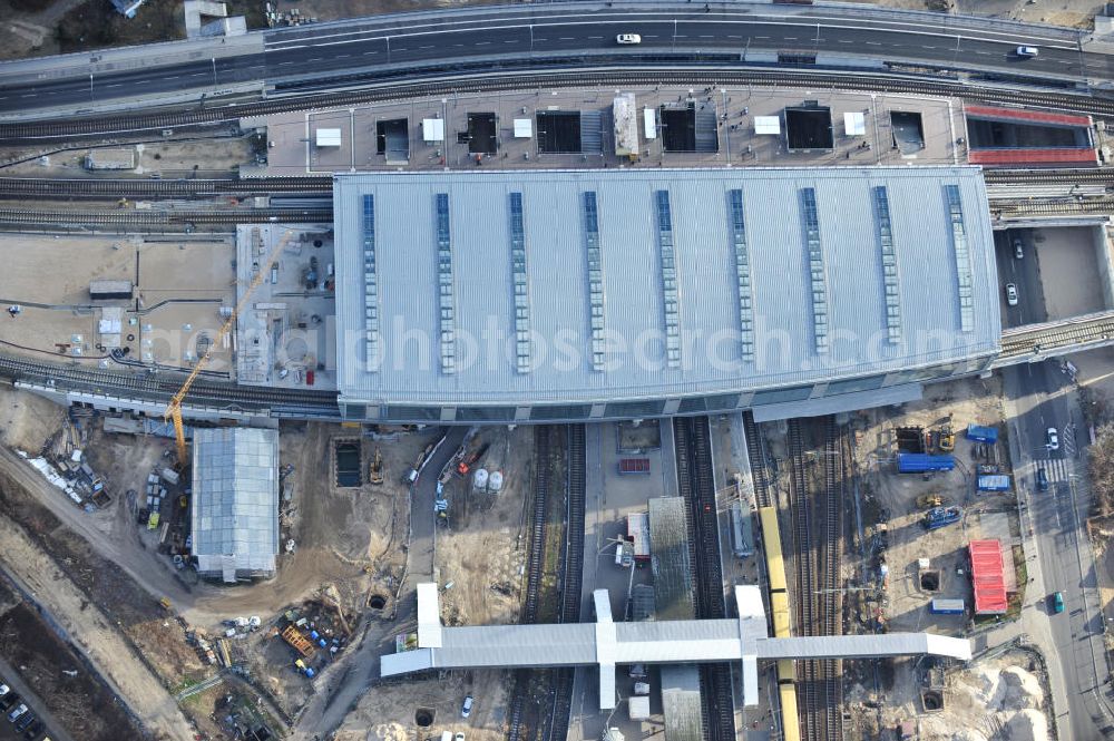 Berlin from above - Blick auf das fertige Hallendach beim Um- und Neubau des Berliner S-Bahnhof Ostkreuz der Deutschen Bahn. Beteiligt ist u.a. das Unternehmen VEPRO Verkehrsbauprojekt GmbH und die EUROVIA Beton und Hochtief AG. Upgrading and construction of the Berlin S-Bahn station Ostkreuz.