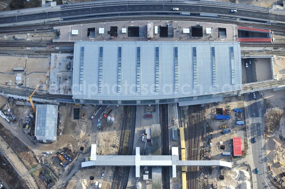 Berlin from the bird's eye view: Blick auf das fertige Hallendach beim Um- und Neubau des Berliner S-Bahnhof Ostkreuz der Deutschen Bahn. Beteiligt ist u.a. das Unternehmen VEPRO Verkehrsbauprojekt GmbH und die EUROVIA Beton und Hochtief AG. Upgrading and construction of the Berlin S-Bahn station Ostkreuz.