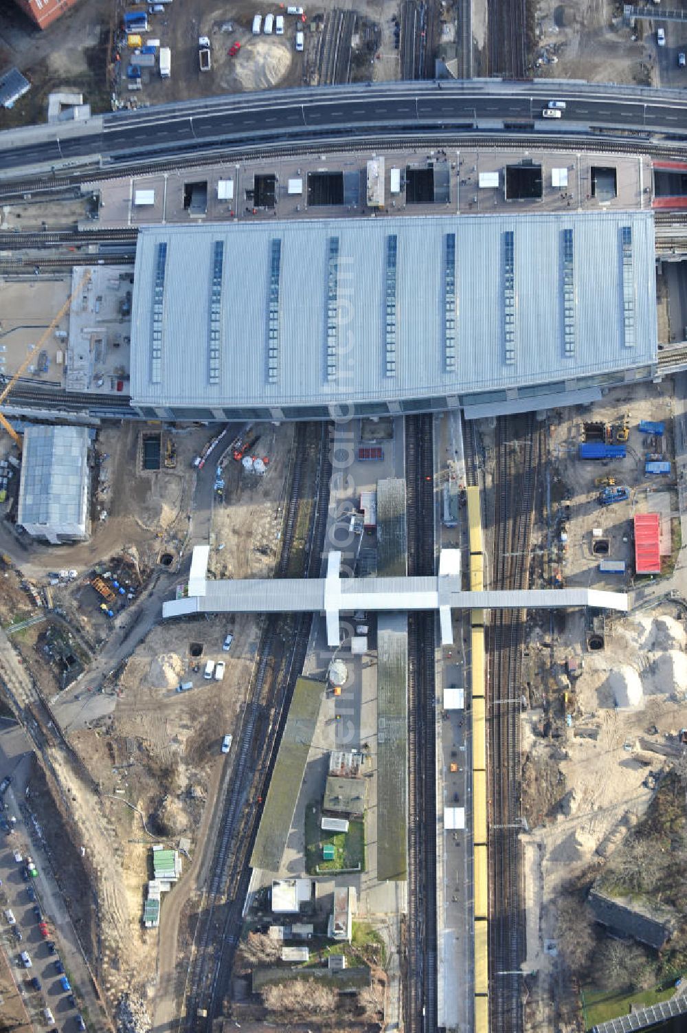 Aerial image Berlin - Blick auf das fertige Hallendach beim Um- und Neubau des Berliner S-Bahnhof Ostkreuz der Deutschen Bahn. Beteiligt ist u.a. das Unternehmen VEPRO Verkehrsbauprojekt GmbH und die EUROVIA Beton und Hochtief AG. Upgrading and construction of the Berlin S-Bahn station Ostkreuz.