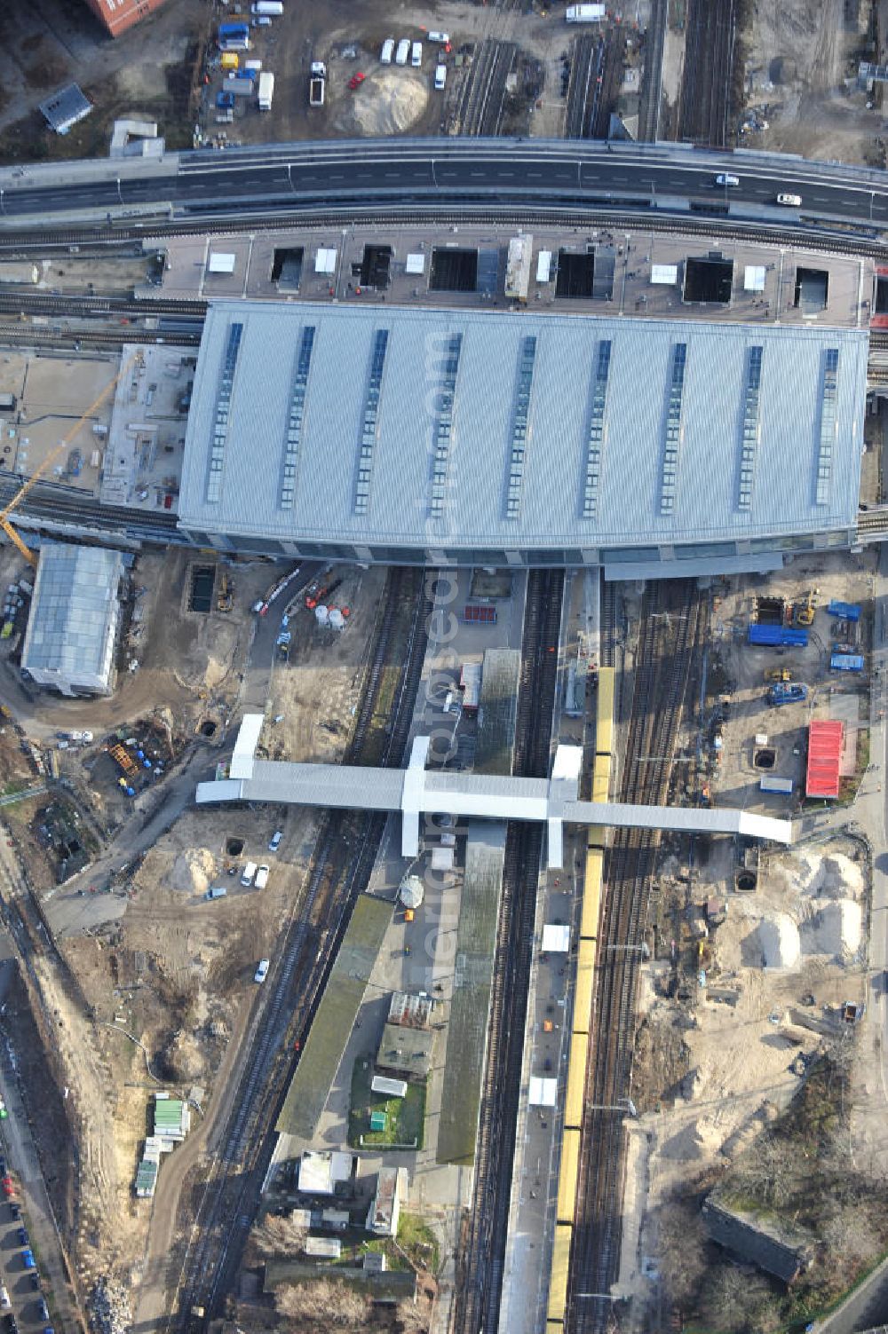 Aerial photograph Berlin - Blick auf das fertige Hallendach beim Um- und Neubau des Berliner S-Bahnhof Ostkreuz der Deutschen Bahn. Beteiligt ist u.a. das Unternehmen VEPRO Verkehrsbauprojekt GmbH und die EUROVIA Beton und Hochtief AG. Upgrading and construction of the Berlin S-Bahn station Ostkreuz.