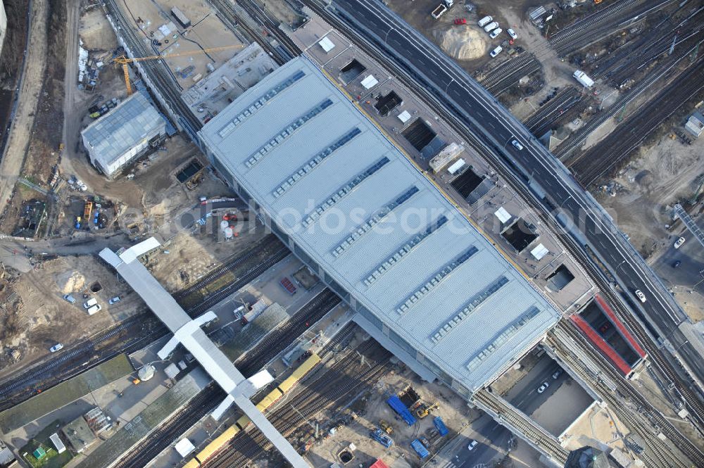 Berlin from above - Blick auf das fertige Hallendach beim Um- und Neubau des Berliner S-Bahnhof Ostkreuz der Deutschen Bahn. Beteiligt ist u.a. das Unternehmen VEPRO Verkehrsbauprojekt GmbH und die EUROVIA Beton und Hochtief AG. Upgrading and construction of the Berlin S-Bahn station Ostkreuz.