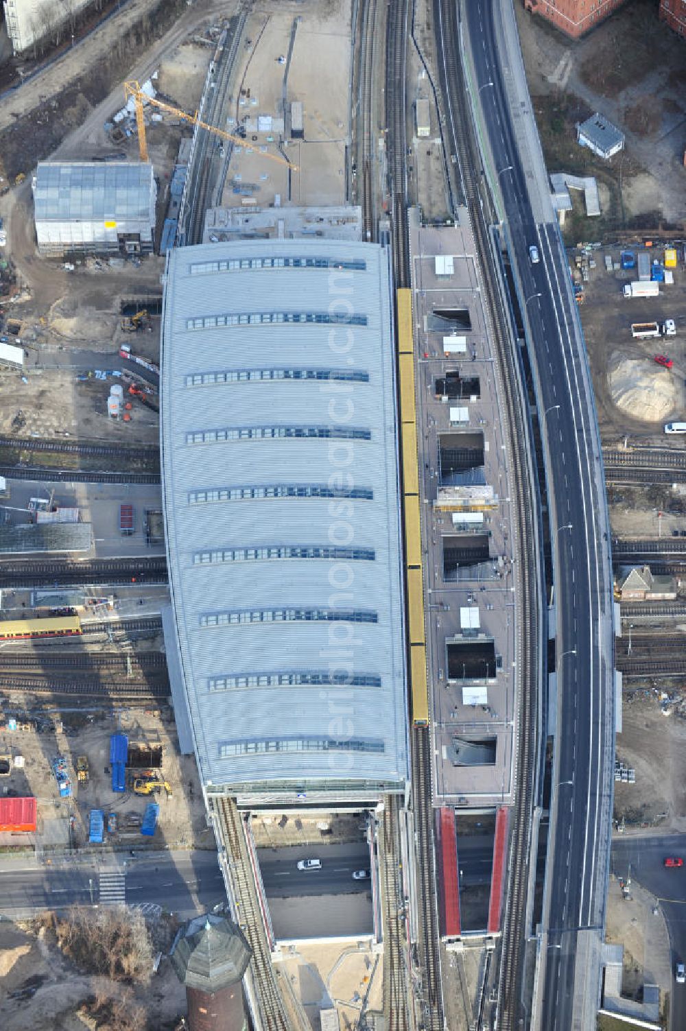 Berlin from the bird's eye view: Blick auf das fertige Hallendach beim Um- und Neubau des Berliner S-Bahnhof Ostkreuz der Deutschen Bahn. Beteiligt ist u.a. das Unternehmen VEPRO Verkehrsbauprojekt GmbH und die EUROVIA Beton und Hochtief AG. Upgrading and construction of the Berlin S-Bahn station Ostkreuz.