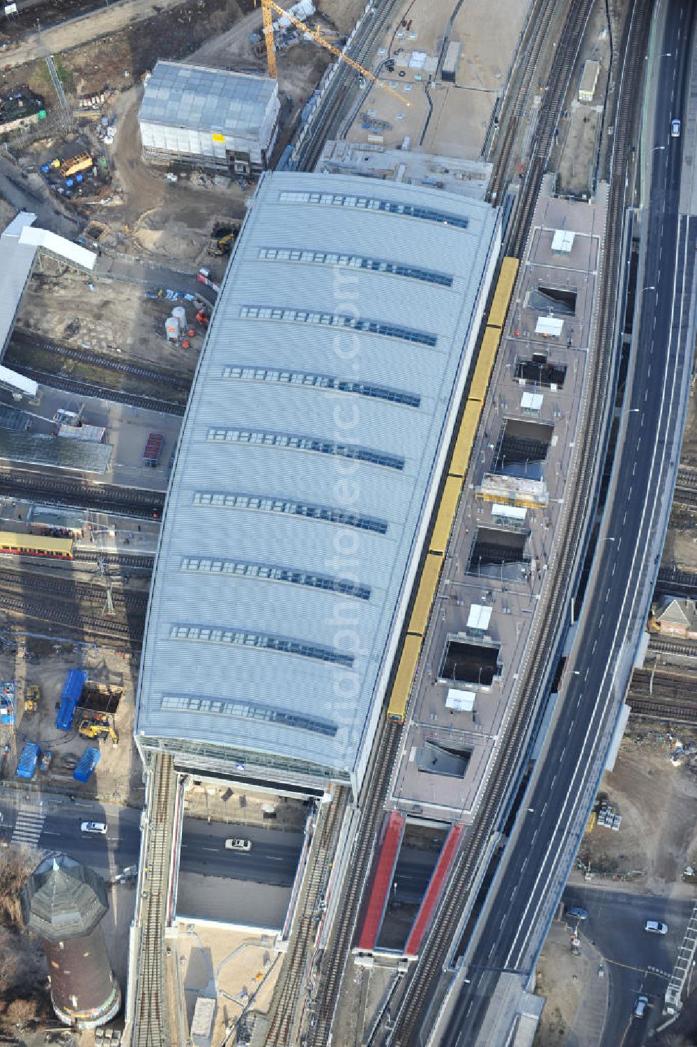 Aerial image Berlin - Blick auf das fertige Hallendach beim Um- und Neubau des Berliner S-Bahnhof Ostkreuz der Deutschen Bahn. Beteiligt ist u.a. das Unternehmen VEPRO Verkehrsbauprojekt GmbH und die EUROVIA Beton und Hochtief AG. Upgrading and construction of the Berlin S-Bahn station Ostkreuz.