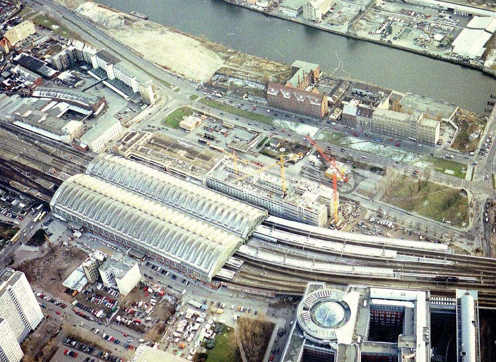 Aerial image Berlin - Friedrichshain - Um- und Neubauten am Bahnhof Berlin - Ostbahnhof