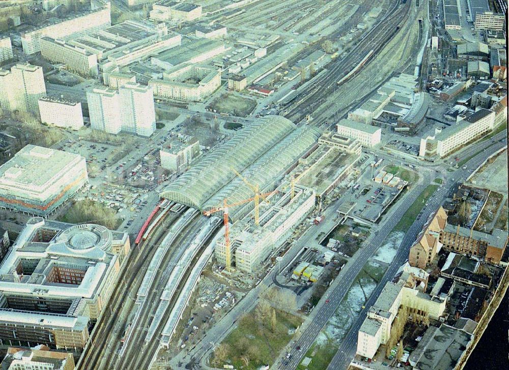 Aerial photograph Berlin - Friedrichshain - Um- und Neubauten am Bahnhof Berlin - Ostbahnhof