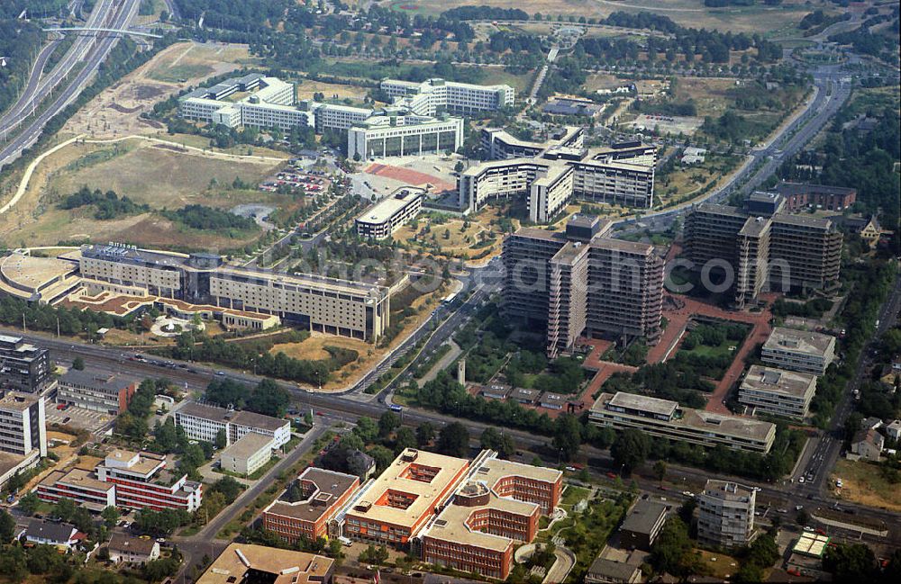 Bonn from the bird's eye view: Um den Robert-Schumann-Platz gruppieren sich viele Bundesbehörden und Institute. So das Bundeseisenbahnvermögensamt an der Kurt-G.-Kiesinger-Allee 2, Bundesinstitut für Berufsbildung (BIBB), Maritim Hotel Bonn und das Gebäude des Bundesministeriums für Umwelt, Naturschutz u. Reaktorsicherheit. Federal agencies and ministries at the Robert Schumann-Platz in Bonn.