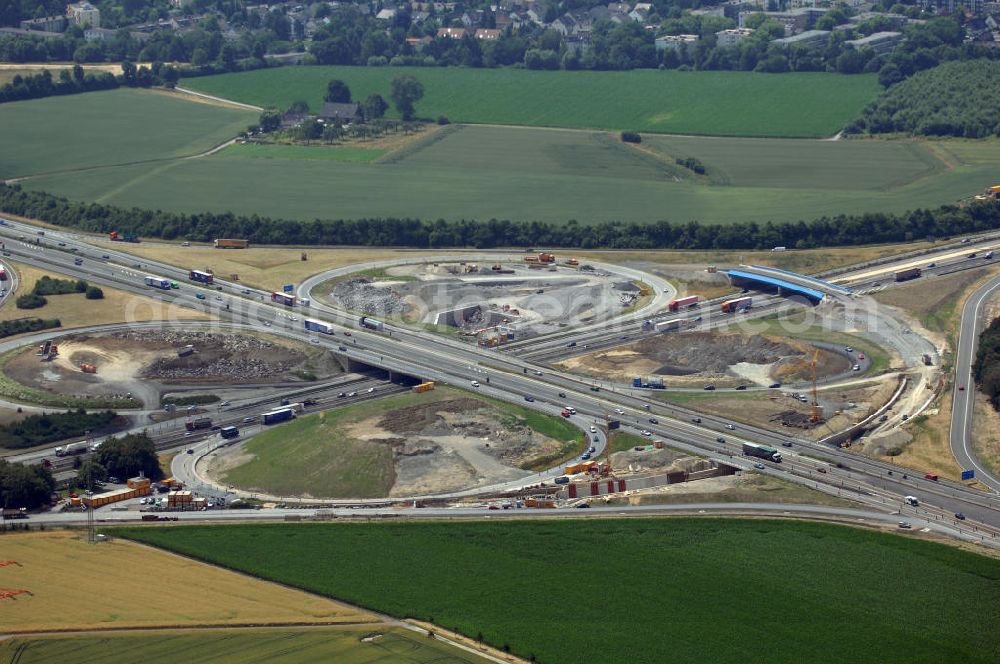 Aerial image KAMEN - Das Kamener Kreuz ist das zweiteälteste Autobahnkreuz in Kleeblattform Deutschlands und dient der Verbindung der ersten Autobahnen des Landes, der A 1 (Nord-Süd-Richtung) und der A 2 (Ost-West-Richtung). Seine Einweihung fand 1937 statt. Das Autobahnkreuz liegt im Nordosten des Ruhrgebiets bei Kamen und Bergkamen zwischen den Großstädten Dortmund und Hamm und ist auch aufgrund der hier aufeinan dertreffenden wichtigen Verkehrsachsen ein überaus stark befahrener Verkehrsknotenpunkt. Die meisten Autofahrer kennen das Kamener Kreuz über die Staumeldungen der Verkehrsrundfunksender. Das Kamener Kreuz wird täglich von 160.000 Fahrzeugen befahren. Zur Zeit wird das Kamener Kreuz ausgebaut. Die Fertigstellung soll Ende 2009 sein. Das Kreuz wird dann von allen Seiten sechsspurig zu befahren sein. Eine besondere Herausforderung hierbei ist der Abriss und komplette Neubau der A 1-Brücke, die täglich von 90.000 Fahrzeugen befahren wird. Das Kreuz wird dann seine klassische Kleeblattform verlieren, da der Verkehr von der A 2 aus Richtung Hannover über eine Rampe auf die A 1 in Richtung Köln geleitet wird. Ausführende Firmen sind OEVERMANN, Münster Verkehrswegebau und Schäfer