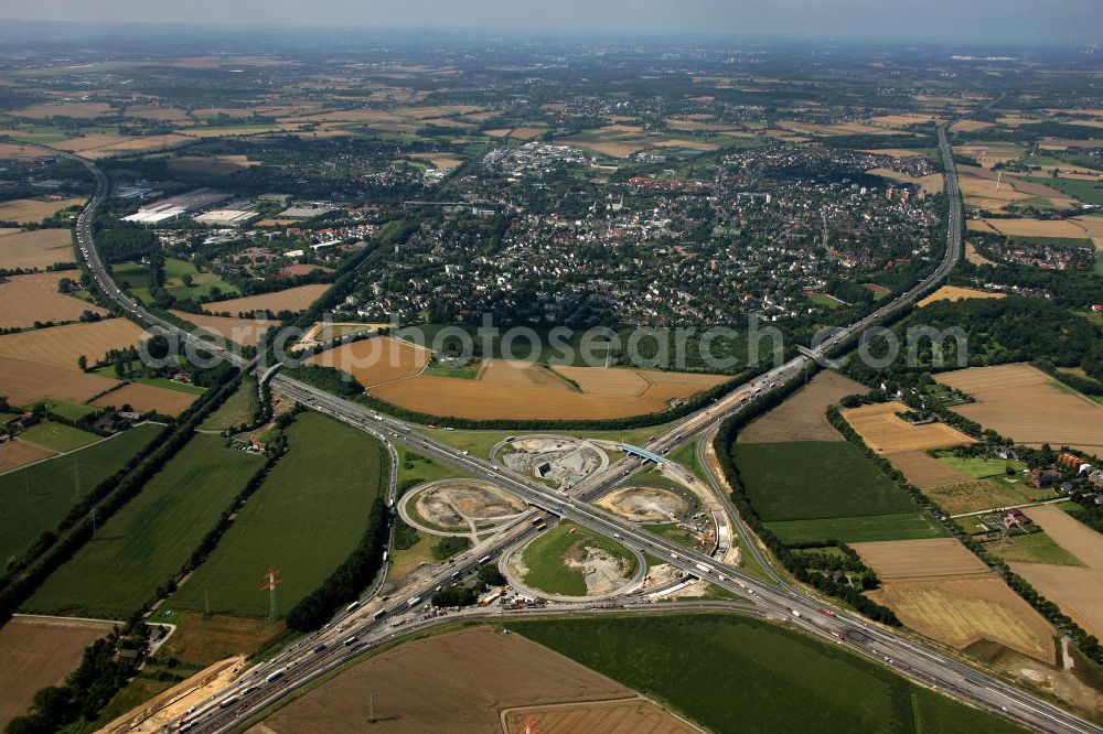 Kamen from above - Das Kamener Kreuz ist das zweiteälteste Autobahnkreuz in Kleeblattform Deutschlands und dient der Verbindung der ersten Autobahnen des Landes, der A 1 (Nord-Süd-Richtung) und der A 2 (Ost-West-Richtung). Seine Einweihung fand 1937 statt. Das Autobahnkreuz liegt im Nordosten des Ruhrgebiets bei Kamen und Bergkamen zwischen den Großstädten Dortmund und Hamm und ist auch aufgrund der hier aufeinan dertreffenden wichtigen Verkehrsachsen ein überaus stark befahrener Verkehrsknotenpunkt. Die meisten Autofahrer kennen das Kamener Kreuz über die Staumeldungen der Verkehrsrundfunksender. Das Kamener Kreuz wird täglich von 160.000 Fahrzeugen befahren. Zur Zeit wird das Kamener Kreuz ausgebaut. Die Fertigstellung soll Ende 2009 sein. Das Kreuz wird dann von allen Seiten sechsspurig zu befahren sein. Eine besondere Herausforderung hierbei ist der Abriss und komplette Neubau der A 1-Brücke, die täglich von 90.000 Fahrzeugen befahren wird. Das Kreuz wird dann seine klassische Kleeblattform verlieren, da der Verkehr von der A 2 aus Richtung Hannover über eine Rampe auf die A 1 in Richtung Köln geleitet wird. Ausführende Firmen sind OEVERMANN, Münster Verkehrswegebau und Schäfer