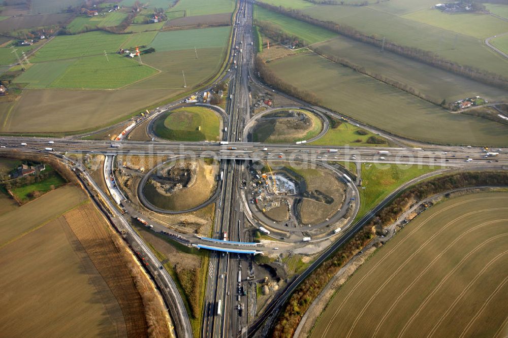 Kamen from above - Das Kamener Kreuz ist das zweiteälteste Autobahnkreuz in Kleeblattform Deutschlands und dient der Verbindung der ersten Autobahnen des Landes, der A 1 (Nord-Süd-Richtung) und der A 2 (Ost-West-Richtung). Seine Einweihung fand 1937 statt. Das Autobahnkreuz liegt im Nordosten des Ruhrgebiets bei Kamen und Bergkamen zwischen den Großstädten Dortmund und Hamm und ist auch aufgrund der hier aufeinan dertreffenden wichtigen Verkehrsachsen ein überaus stark befahrener Verkehrsknotenpunkt. Die meisten Autofahrer kennen das Kamener Kreuz über die Staumeldungen der Verkehrsrundfunksender. Das Kamener Kreuz wird täglich von 160.000 Fahrzeugen befahren. Zur Zeit wird das Kamener Kreuz ausgebaut. Die Fertigstellung soll Ende 2009 sein. Das Kreuz wird dann von allen Seiten sechsspurig zu befahren sein. Eine besondere Herausforderung hierbei ist der Abriss und komplette Neubau der A 1-Brücke, die täglich von 90.000 Fahrzeugen befahren wird. Das Kreuz wird dann seine klassische Kleeblattform verlieren, da der Verkehr von der A 2 aus Richtung Hannover über eine Rampe auf die A 1 in Richtung Köln geleitet wird. Ausführende Firmen sind OEVERMANN, Münster Verkehrswegebau und Schäfer