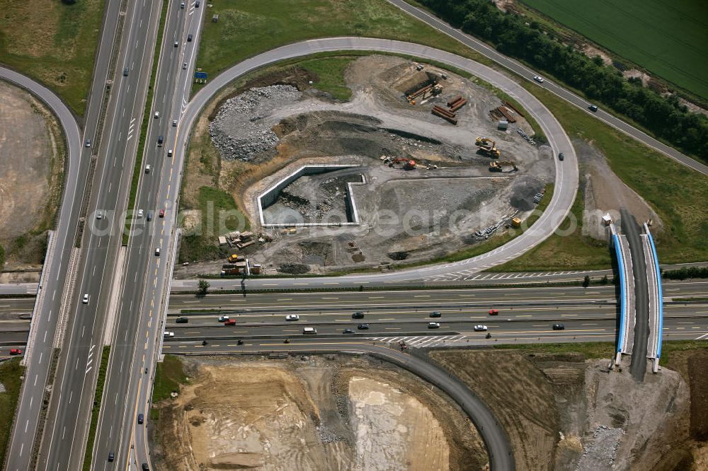 Kamen from above - Das Kamener Kreuz ist das zweiteälteste Autobahnkreuz in Kleeblattform Deutschlands und dient der Verbindung der ersten Autobahnen des Landes, der A 1 (Nord-Süd-Richtung) und der A 2 (Ost-West-Richtung). Seine Einweihung fand 1937 statt. Das Autobahnkreuz liegt im Nordosten des Ruhrgebiets bei Kamen und Bergkamen zwischen den Großstädten Dortmund und Hamm und ist auch aufgrund der hier aufeinan dertreffenden wichtigen Verkehrsachsen ein überaus stark befahrener Verkehrsknotenpunkt. Die meisten Autofahrer kennen das Kamener Kreuz über die Staumeldungen der Verkehrsrundfunksender. Das Kamener Kreuz wird täglich von 160.000 Fahrzeugen befahren. Zur Zeit wird das Kamener Kreuz ausgebaut. Die Fertigstellung soll Ende 2009 sein. Das Kreuz wird dann von allen Seiten sechsspurig zu befahren sein. Eine besondere Herausforderung hierbei ist der Abriss und komplette Neubau der A 1-Brücke, die täglich von 90.000 Fahrzeugen befahren wird. Das Kreuz wird dann seine klassische Kleeblattform verlieren, da der Verkehr von der A 2 aus Richtung Hannover über eine Rampe auf die A 1 in Richtung Köln geleitet wird. Ausführende Firmen sind OEVERMANN, Münster Verkehrswegebau und Schäfer