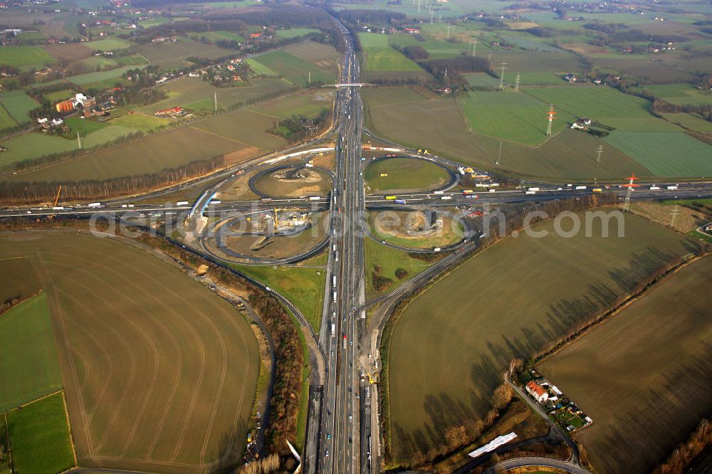 Kamen from above - Das Kamener Kreuz ist das zweiteälteste Autobahnkreuz in Kleeblattform Deutschlands und dient der Verbindung der ersten Autobahnen des Landes, der A 1 (Nord-Süd-Richtung) und der A 2 (Ost-West-Richtung). Seine Einweihung fand 1937 statt. Das Autobahnkreuz liegt im Nordosten des Ruhrgebiets bei Kamen und Bergkamen zwischen den Großstädten Dortmund und Hamm und ist auch aufgrund der hier aufeinan dertreffenden wichtigen Verkehrsachsen ein überaus stark befahrener Verkehrsknotenpunkt. Die meisten Autofahrer kennen das Kamener Kreuz über die Staumeldungen der Verkehrsrundfunksender. Das Kamener Kreuz wird täglich von 160.000 Fahrzeugen befahren. Zur Zeit wird das Kamener Kreuz ausgebaut. Die Fertigstellung soll Ende 2009 sein. Das Kreuz wird dann von allen Seiten sechsspurig zu befahren sein. Eine besondere Herausforderung hierbei ist der Abriss und komplette Neubau der A 1-Brücke, die täglich von 90.000 Fahrzeugen befahren wird. Das Kreuz wird dann seine klassische Kleeblattform verlieren, da der Verkehr von der A 2 aus Richtung Hannover über eine Rampe auf die A 1 in Richtung Köln geleitet wird. Ausführende Firmen sind OEVERMANN, Münster Verkehrswegebau und Schäfer