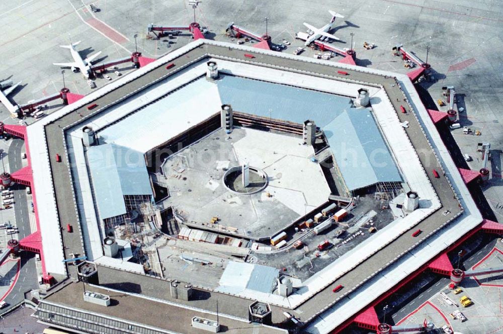 Berlin from the bird's eye view: 26.03.1995 Berlin-Tegel Umbau des Abfertigungsgebäudes am Flughafen-Tegel