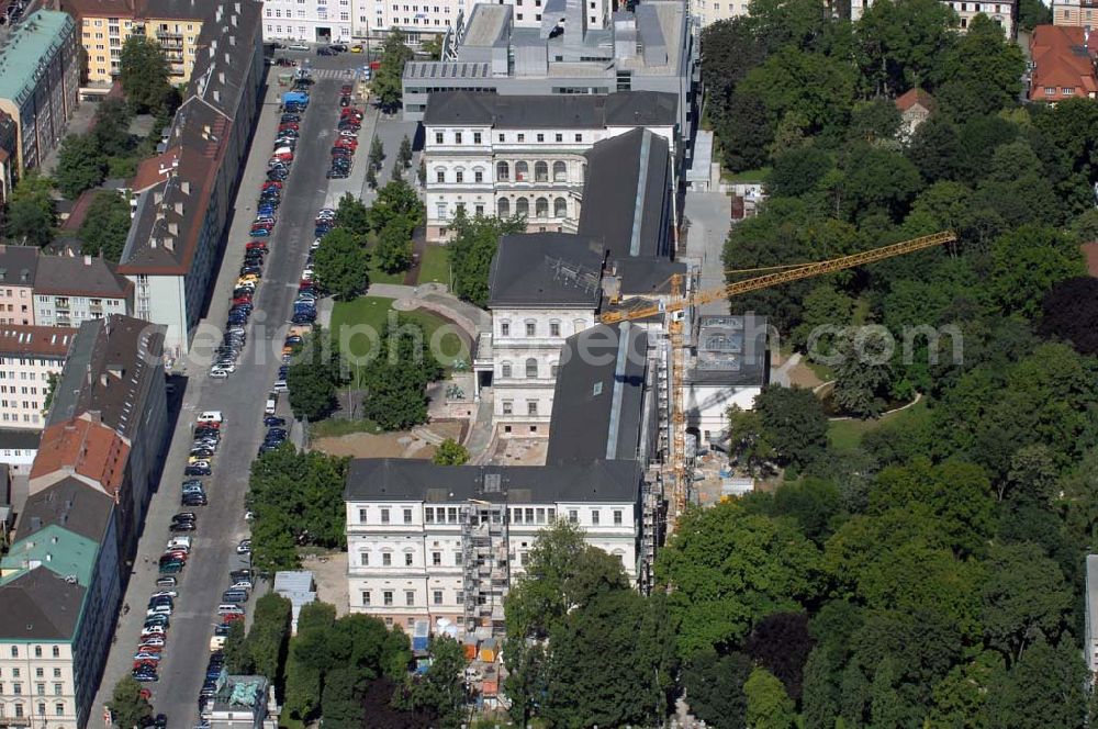 Aerial photograph München - Blick auf den Umbau der Königliche Akademie der Bildenden Künste wurde 1808 von König Max I. konstituiert. 1886 bezog sie den Neubau von Gottfried von Neureuther am Siegestor. Nach Fertigstellung der Sanierungs- und Renovierungsarbeiten zur 200-Jahr-Feier 2008 wird das Gebäude wieder in seiner ganzen Pracht zur Verfügung stehen. Daneben enstand der Erweiterungsbau der Architekten Coop Himmelb(l)au. Akademie der Bildenden Künste München, Akademiestrasse 2,80799 München,Tel +49-(0)89-3852-0,Fax +49-(0)89-3852-206 post@adbk.mhn.de,vertreten durch den Rektor Prof. Nikolaus Gerhart