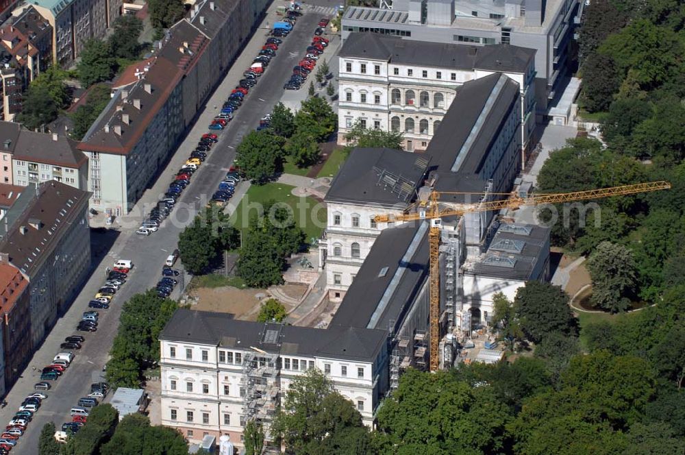 München from above - Blick auf den Umbau der Königliche Akademie der Bildenden Künste wurde 1808 von König Max I. konstituiert. 1886 bezog sie den Neubau von Gottfried von Neureuther am Siegestor. Nach Fertigstellung der Sanierungs- und Renovierungsarbeiten zur 200-Jahr-Feier 2008 wird das Gebäude wieder in seiner ganzen Pracht zur Verfügung stehen. Daneben enstand der Erweiterungsbau der Architekten Coop Himmelb(l)au. Akademie der Bildenden Künste München, Akademiestrasse 2,80799 München,Tel +49-(0)89-3852-0,Fax +49-(0)89-3852-206 post@adbk.mhn.de,vertreten durch den Rektor Prof. Nikolaus Gerhart