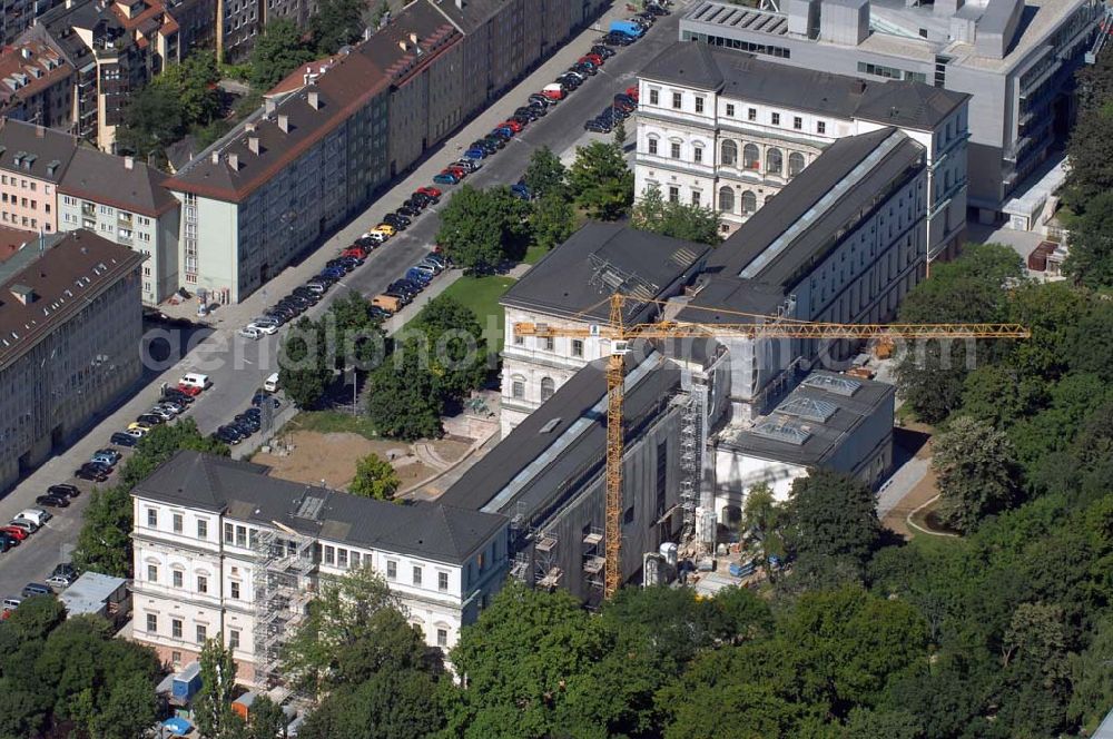 München from the bird's eye view: Blick auf den Umbau der Königliche Akademie der Bildenden Künste wurde 1808 von König Max I. konstituiert. 1886 bezog sie den Neubau von Gottfried von Neureuther am Siegestor. Nach Fertigstellung der Sanierungs- und Renovierungsarbeiten zur 200-Jahr-Feier 2008 wird das Gebäude wieder in seiner ganzen Pracht zur Verfügung stehen. Daneben enstand der Erweiterungsbau der Architekten Coop Himmelb(l)au. Akademie der Bildenden Künste München, Akademiestrasse 2,80799 München,Tel +49-(0)89-3852-0,Fax +49-(0)89-3852-206 post@adbk.mhn.de,vertreten durch den Rektor Prof. Nikolaus Gerhart