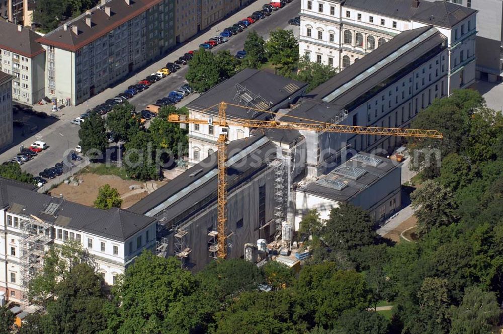 Aerial image München - Blick auf den Umbau der Königliche Akademie der Bildenden Künste wurde 1808 von König Max I. konstituiert. 1886 bezog sie den Neubau von Gottfried von Neureuther am Siegestor. Nach Fertigstellung der Sanierungs- und Renovierungsarbeiten zur 200-Jahr-Feier 2008 wird das Gebäude wieder in seiner ganzen Pracht zur Verfügung stehen. Daneben enstand der Erweiterungsbau der Architekten Coop Himmelb(l)au. Akademie der Bildenden Künste München, Akademiestrasse 2,80799 München,Tel +49-(0)89-3852-0,Fax +49-(0)89-3852-206 post@adbk.mhn.de,vertreten durch den Rektor Prof. Nikolaus Gerhart