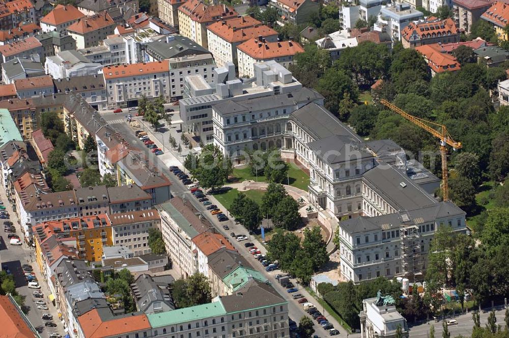 München from above - Blick auf den Umbau der Königliche Akademie der Bildenden Künste wurde 1808 von König Max I. konstituiert. 1886 bezog sie den Neubau von Gottfried von Neureuther am Siegestor. Nach Fertigstellung der Sanierungs- und Renovierungsarbeiten zur 200-Jahr-Feier 2008 wird das Gebäude wieder in seiner ganzen Pracht zur Verfügung stehen. Daneben enstand der Erweiterungsbau der Architekten Coop Himmelb(l)au. Akademie der Bildenden Künste München, Akademiestrasse 2,80799 München,Tel +49-(0)89-3852-0,Fax +49-(0)89-3852-206 post@adbk.mhn.de,vertreten durch den Rektor Prof. Nikolaus Gerhart