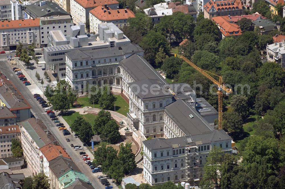 Aerial image München - Blick auf den Umbau der Königliche Akademie der Bildenden Künste wurde 1808 von König Max I. konstituiert. 1886 bezog sie den Neubau von Gottfried von Neureuther am Siegestor. Nach Fertigstellung der Sanierungs- und Renovierungsarbeiten zur 200-Jahr-Feier 2008 wird das Gebäude wieder in seiner ganzen Pracht zur Verfügung stehen. Daneben enstand der Erweiterungsbau der Architekten Coop Himmelb(l)au. Akademie der Bildenden Künste München, Akademiestrasse 2,80799 München,Tel +49-(0)89-3852-0,Fax +49-(0)89-3852-206 post@adbk.mhn.de,vertreten durch den Rektor Prof. Nikolaus Gerhart