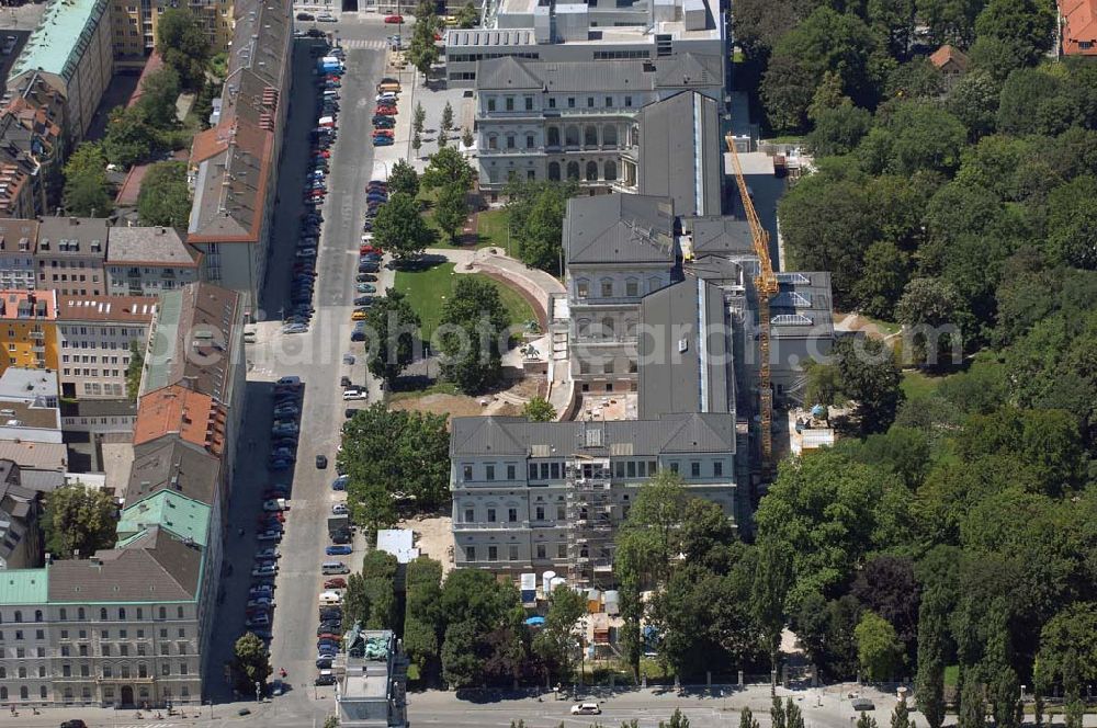 Aerial photograph München - Blick auf den Umbau der Königliche Akademie der Bildenden Künste wurde 1808 von König Max I. konstituiert. 1886 bezog sie den Neubau von Gottfried von Neureuther am Siegestor. Nach Fertigstellung der Sanierungs- und Renovierungsarbeiten zur 200-Jahr-Feier 2008 wird das Gebäude wieder in seiner ganzen Pracht zur Verfügung stehen. Daneben enstand der Erweiterungsbau der Architekten Coop Himmelb(l)au. Akademie der Bildenden Künste München, Akademiestrasse 2,80799 München,Tel +49-(0)89-3852-0,Fax +49-(0)89-3852-206 post@adbk.mhn.de,vertreten durch den Rektor Prof. Nikolaus Gerhart