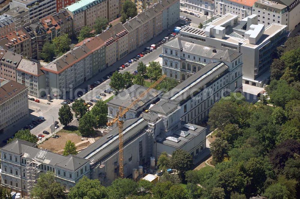 München from above - Blick auf den Umbau der Königliche Akademie der Bildenden Künste wurde 1808 von König Max I. konstituiert. 1886 bezog sie den Neubau von Gottfried von Neureuther am Siegestor. Nach Fertigstellung der Sanierungs- und Renovierungsarbeiten zur 200-Jahr-Feier 2008 wird das Gebäude wieder in seiner ganzen Pracht zur Verfügung stehen. Daneben enstand der Erweiterungsbau der Architekten Coop Himmelb(l)au. Akademie der Bildenden Künste München, Akademiestrasse 2,80799 München,Tel +49-(0)89-3852-0,Fax +49-(0)89-3852-206 post@adbk.mhn.de,vertreten durch den Rektor Prof. Nikolaus Gerhart