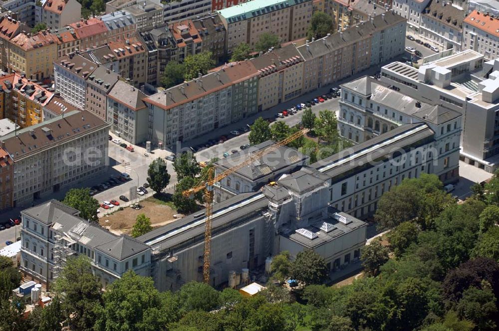 München from the bird's eye view: Blick auf den Umbau der Königliche Akademie der Bildenden Künste wurde 1808 von König Max I. konstituiert. 1886 bezog sie den Neubau von Gottfried von Neureuther am Siegestor. Nach Fertigstellung der Sanierungs- und Renovierungsarbeiten zur 200-Jahr-Feier 2008 wird das Gebäude wieder in seiner ganzen Pracht zur Verfügung stehen. Daneben enstand der Erweiterungsbau der Architekten Coop Himmelb(l)au. Akademie der Bildenden Künste München, Akademiestrasse 2,80799 München,Tel +49-(0)89-3852-0,Fax +49-(0)89-3852-206 post@adbk.mhn.de,vertreten durch den Rektor Prof. Nikolaus Gerhart