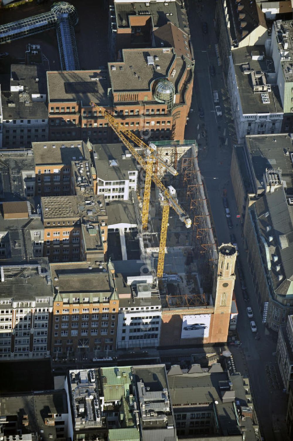 Aerial photograph Hamburg - Umbau des Gebäudes der Alte Post Passage an der Poststraße. Das Gebäude wird bis auf die Fassade kernsaniert und bietet dann Platz für Geschäftsflächen und Büroräume. Auftraggeber ist das Immobilienunternehmen alstria office REIT-AG. Ausführende Baufirma: W. Markgraf GmbH & Co. KG. Reconstruction of the building of the Alte Post Passage at the Poststrasse.