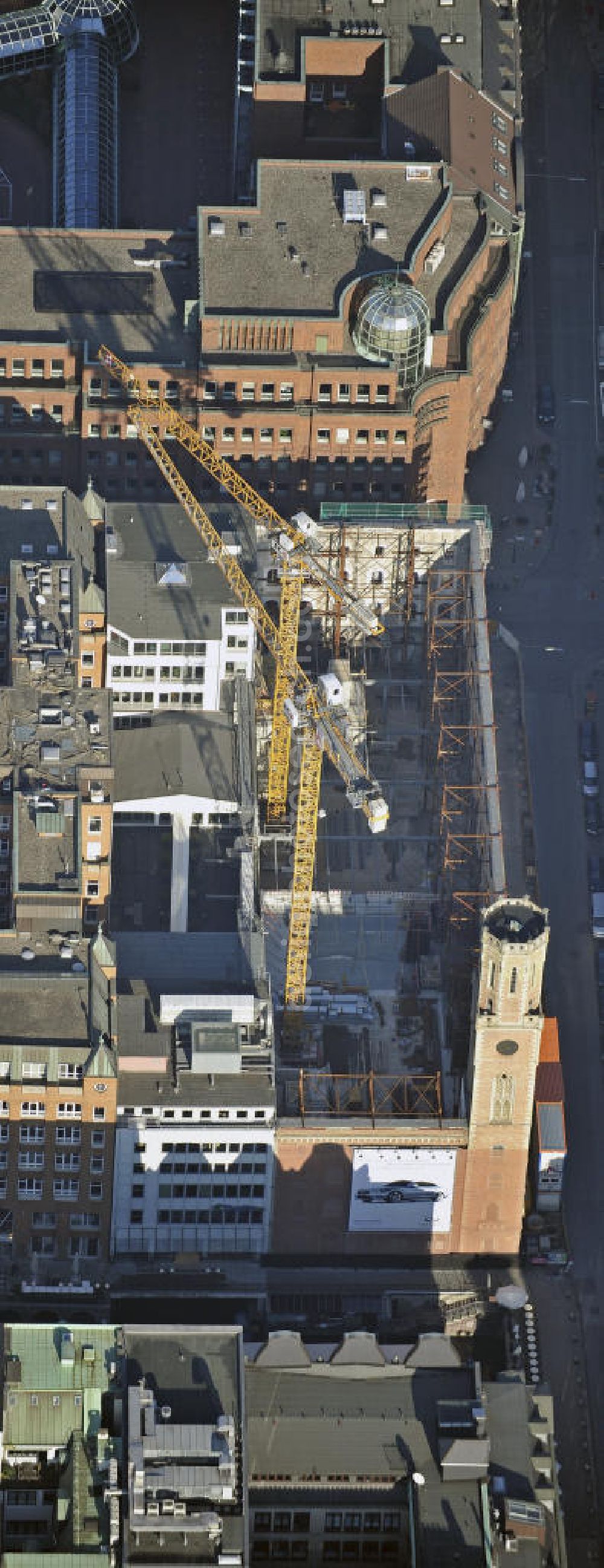 Hamburg from above - Umbau des Gebäudes der Alte Post Passage an der Poststraße. Das Gebäude wird bis auf die Fassade kernsaniert und bietet dann Platz für Geschäftsflächen und Büroräume. Auftraggeber ist das Immobilienunternehmen alstria office REIT-AG. Ausführende Baufirma: W. Markgraf GmbH & Co. KG. Reconstruction of the building of the Alte Post Passage at the Poststrasse.